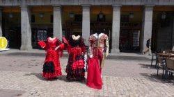 Plaza Mayor (Madrid) et ses costumes - JPEG - 149.4 ko - 1024×577 px